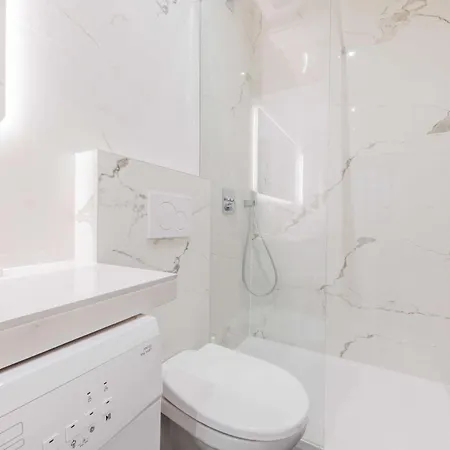 Chic In Ideally Located For 6p